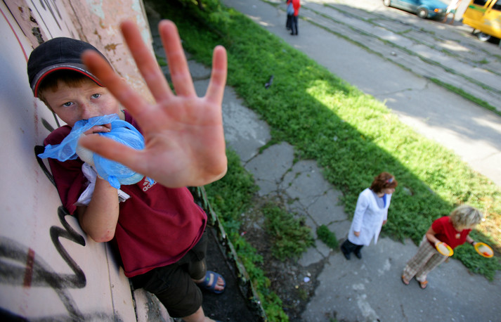 Одесса, 21 августа 2005 г.
Ребенок улицы нюхает клей в ожидании еды от местной неправительственной организации «Дорога к дому».