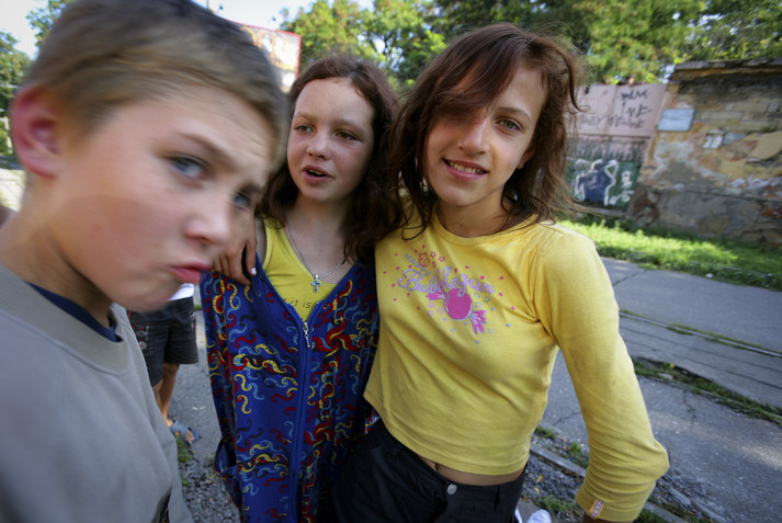 Одесса, 21 августа 2005 г.
Уличные дети на фоне заброшенного дома, в котором они живут.