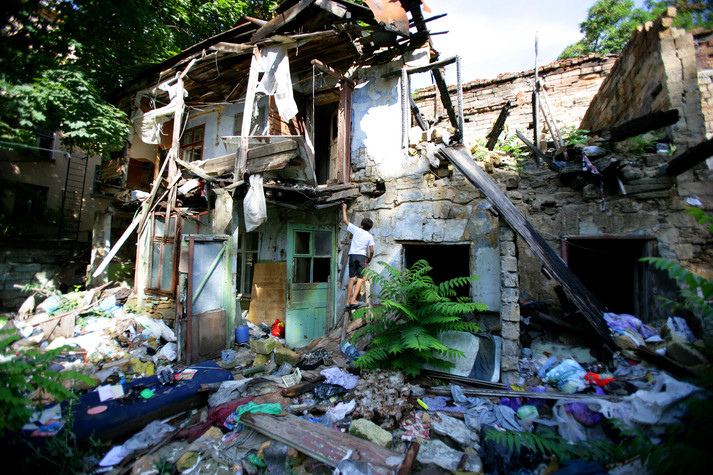 Одесса, 21 августа 2005 г.
Дима, 13 лет, живет на улице, помогает сотрудникам неправительственной организации «Дорога к дому». Он забирается в разрушенный дом, чтобы раздать чистые шприцы и лекарства группе уличных детей, которые ожидают наверху в грязных руинах.