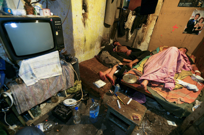 Одесса, 21 августа 2005 г.
Уличные дети спят в грязном полуразрушенном доме.