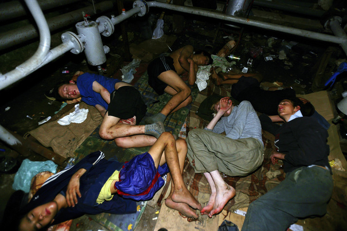 Одесса, 21 августа 2005 г.
Уличные дети спят в сыром и грязном подвале. Все шестеро ребят – ВИЧ-позитивные, и у многих из них симптомы сложной формы туберкулеза. Когда им сказали, что они ВИЧ-инфицированы, дети ответили: «Убейте нас, или дайте нам дозу и дайте умереть!».