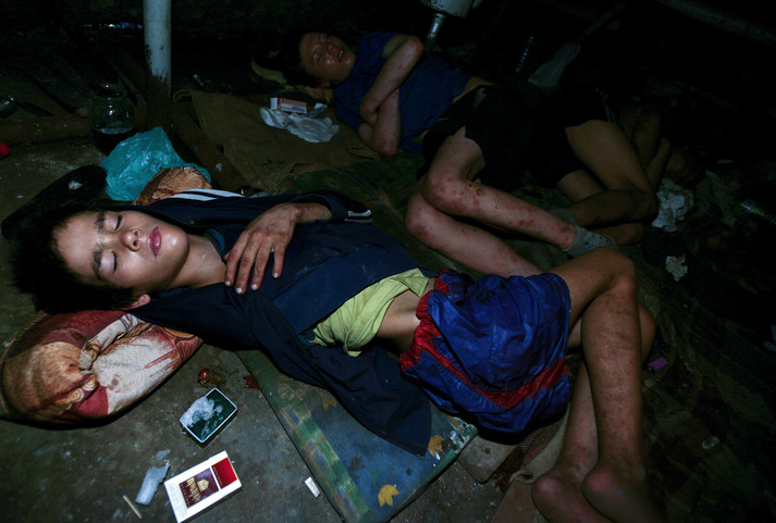 Одесса, 21 августа 2005 г.
Уличные дети спят в сыром и грязном подвале. Все шестеро ребят – ВИЧ-позитивные, и у многих из них симптомы сложной формы туберкулеза. Когда им сказали, что они ВИЧ-инфицированы, дети ответили: «Убейте нас, или дайте нам дозу и дайте умереть!».