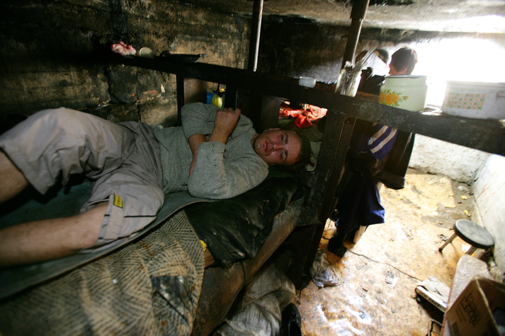 Одесса, 21 августа 2005 г.
Уличный мальчик в одесском подвале.