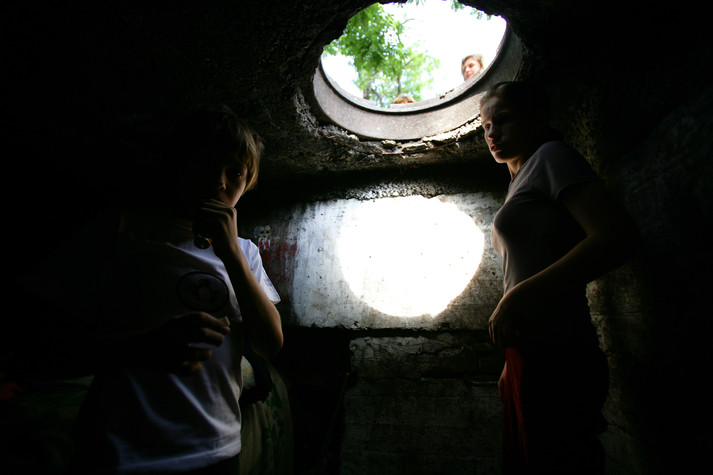 Одесса, 21 августа 2005 г.
Два уличных парня в канализационном колодце. Многие из этих детей – ВИЧ-позитивные.