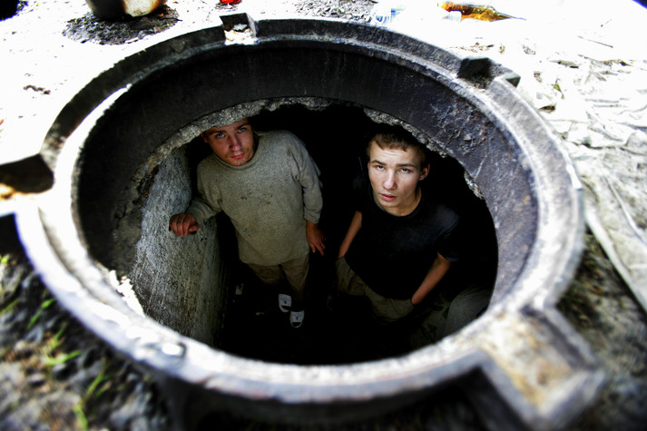 Одесса, 21 августа 2005 г.
Два уличных парня в канализационном колодце. Многие из этих детей – ВИЧ-позитивные.