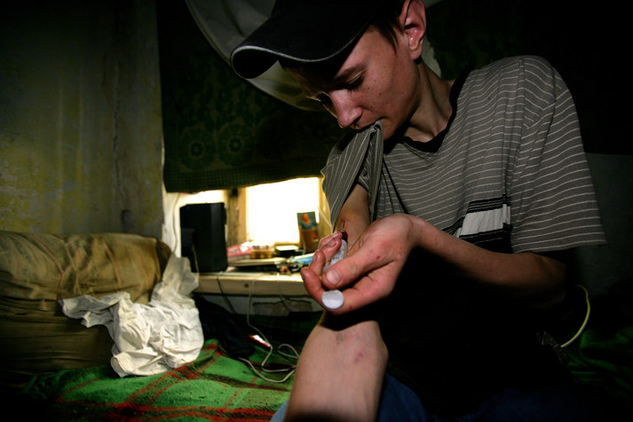 Одесса, 21 августа 2005 г.
Четырнадцатилетний парень, живущий на улице, колется в грязном полуразрушенном доме в Одессе. Он использует иглу и шприц, которые лежали на полу. Мальчик – ВИЧ-позитивный. Все шестеро ребят – ВИЧ-позитивные, и у многих из них симптомы сложной формы туберкулеза.