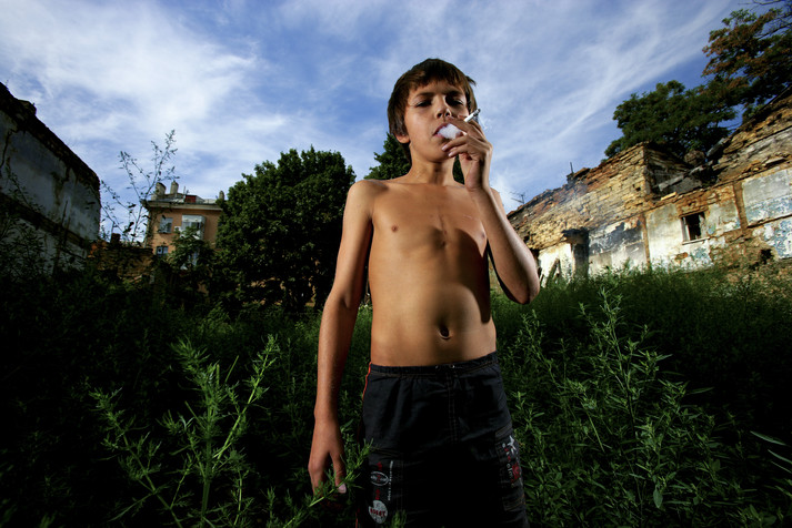 Одесса, 21 августа 2005 г.
Дима, 13 лет, живет на улице уже два года. Время от времени он помогает сотрудникам местной неправительственной организации «Дорога к дому» работать среди беспризорников. Его родители были потребителями инъекционных наркотиков, они умерли несколько лет назад. Его поместили в специальную школу для проблемных детей, где у него постоянно возникали скандалы с учителями. Дима сбежал с той школы и с тех пор живет на улице, потребляя наркотики. В фотографирования он должен был сдать тест на ВИЧ. Он жил с группой подростков, большинство из которых ВИЧ-положительные, они все пользовались общими шприцами.