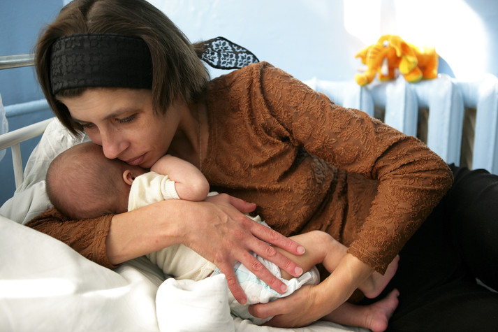 Киев, 22 августа 2005 г.
Наташа, 28 лет, мама троих детей. Она находится в больнице с своей младшей двухмесячной дочерью. Муж Наташи умер от СПИДа два 2 дня до того, как был сделан этот снимок. Она ВИЧ-инфицирована и на данный момент тяжело больна. Ее муж, как она говорит, не все время употреблял наркотики. Наташа инфицировалась от него. Результаты тестов на ВИЧ двух ее детей оказались отрицательными, и она надеется, что с третьим ребенком будет так же. Сейчас Наташа ищет ночную работу, чтобы она могла заботиться о своих детях днем.