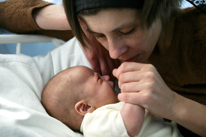 Киев, 22 августа 2005 г.
Наташа, 28 лет, мама троих детей. Она находится в больнице с своей младшей двухмесячной дочерью. Муж Наташи умер от СПИДа два 2 дня до того, как был сделан этот снимок. Она ВИЧ-инфицирована и на данный момент тяжело больна. Ее муж, как она говорит, не все время употреблял наркотики. Наташа инфицировалась от него. Результаты тестов на ВИЧ двух ее детей оказались отрицательными, и она надеется, что с третьим ребенком будет так же. Сейчас Наташа ищет ночную работу, чтобы она могла заботиться о своих детях днем.