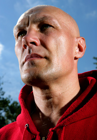 Киев, 23 августа 2005 г.
Владимир, 48 лет, один из главных сотрудников активной неправительственной организации «Эней», занимающейся адвокацией и защитой прав ВИЧ-позитивных людей. Организация занимается именно уязвимыми группами населения в Украине. Бывший потребитель инъекционных наркотиков, он бросил их 30 лет назад и сейчас руководит программами снижения вреда для женщин коммерческого секса и для потребителей инъекционных наркотиков. Он выступает в качестве консультанта и является одним из немногих людей в Украине, которые могут успешно общаться с представителями разных групп риска, которые ему доверяют. У него восемнадцатилетняя дочь, он говорит, что она для него – источник вдохновения.