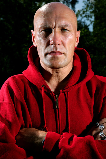 Киев, 23 августа 2005 г.
Владимир, 48 лет, один из главных сотрудников активной неправительственной организации «Эней», занимающейся адвокацией и защитой прав ВИЧ-позитивных людей. Организация занимается именно уязвимыми группами населения в Украине. Бывший потребитель инъекционных наркотиков, он бросил их 30 лет назад и сейчас руководит программами снижения вреда для женщин коммерческого секса и для потребителей инъекционных наркотиков. Он выступает в качестве консультанта и является одним из немногих людей в Украине, которые могут успешно общаться с представителями разных групп риска, которые ему доверяют. У него восемнадцатилетняя дочь, он говорит, что она для него – источник вдохновения.