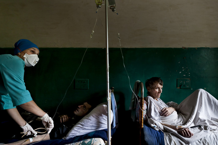 Киевский городской тубдиспансер. Киев, август-сентябрь 2011.
Персонал работает в сложных условиях нехватки финансирования и качественного оборудования. Подавляющее большинство медицинского персонала – женщины, условия их труда можно вполне назвать опасными, так как многие из пациентов диспансера наркозасимы или имеют проблемы с законом. Здание требует ремонта, большинство палат и помещений не отвечают минимальным требованиям, предъявляемым к медицинским учреждениям, оборудование устарело, медикаменты есть в ограниченном количестве. Из госбюджета на питание и медикаменты выделяется около 16 гривен в день на пациента.