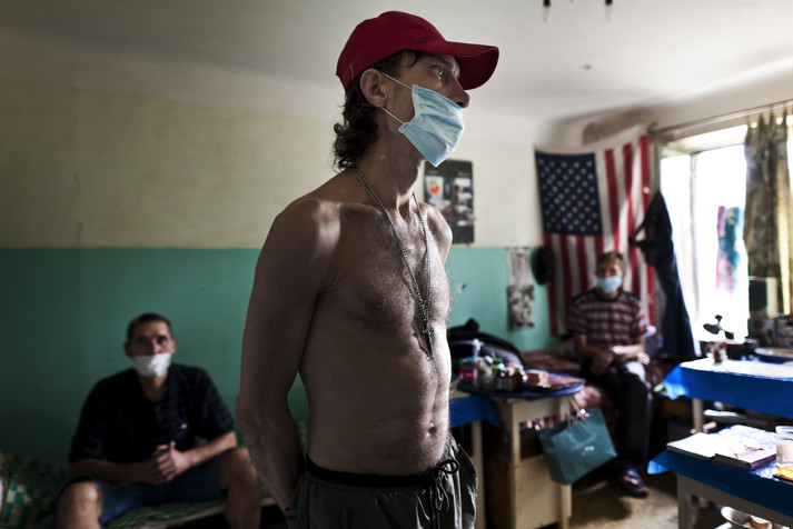 Киевский городской тубдиспансер. Киев, август-сентябрь 2011.
Валерий, 38 лет. Без определенного места жительства. У него есть 27-летняя жена и маленькая дочка, но после развода они не поддерживают отношения. Когда-то в молодости мечтал уехать в Америку, теперь в его палате, которая практически стала его домом, висит американский флаг.