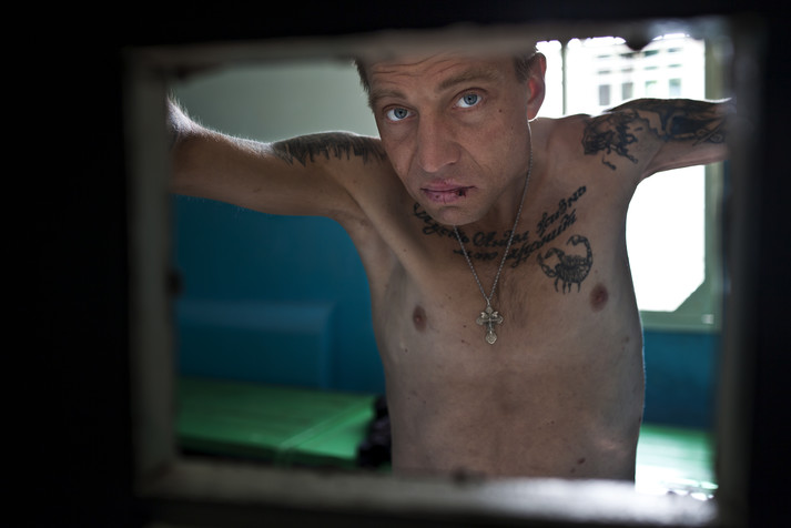 Тубдиспансер. Полтава, август 2011.
Эта клиника является единственным специализированным учреждением в Полтаве, где пациенты получают лечение при туберкулезе, а также антиретровирусную терапию. Здесь также работает пункт заместительной терапии. В клинике оборудована специальная палата для заключенных, больных туребкулезом (на фото).