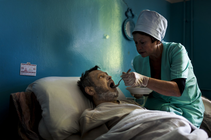 Тубдиспансер. Полтава, август 2011.
Константин, 44 года. Узнал о своем ВИЧ-позитивном статусе перед Новым годом, в декабре 2010-го, когда сделал тест на ВИЧ в тюрьме. Принимал наркотики. Сейчас у Константина прогрессирующий туберкулез и цирроз печени.