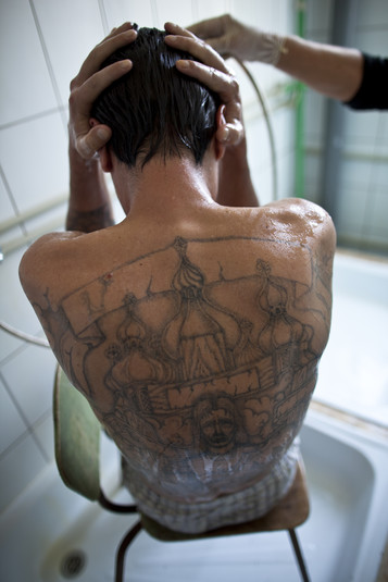 Тубдиспансер. Полтава, август 2011.
Эта клиника является единственным специализированным учреждением в Полтаве, где пациенты получают лечение при туберкулезе, а также антиретровирусную терапию. Здесь также работает пункт заместительной терапии. В клинике оборудована специальная палата для заключенных, больных туребкулезом (на фото).