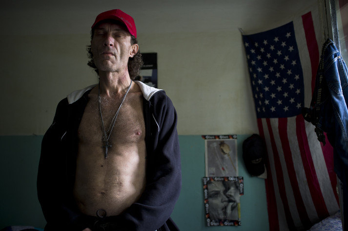 Киевский городской тубдиспансер. Киев, август-сентябрь 2011.
Валерий, 38 лет. Без определенного места жительства. У него есть 27-летняя жена и маленькая дочка, но после развода они не поддерживают отношения. Когда-то в молодости мечтал уехать в Америку, теперь в его палате, которая практически стала его домом, висит американский флаг.