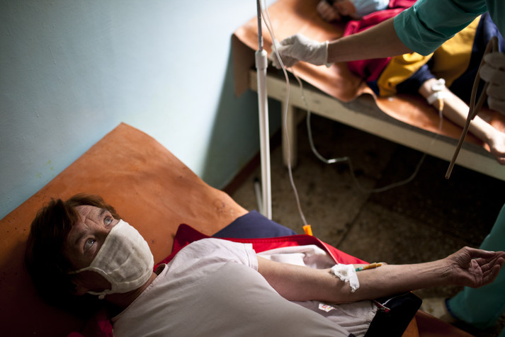 Киевский городской тубдиспансер. Киев, август-сентябрь 2011.
Персонал работает в сложных условиях нехватки финансирования и качественного оборудования. Подавляющее большинство медицинского персонала – женщины, условия их труда можно вполне назвать опасными, так как многие из пациентов диспансера наркозасимы или имеют проблемы с законом. Здание требует ремонта, большинство палат и помещений не отвечают минимальным требованиям, предъявляемым к медицинским учреждениям, оборудование устарело, медикаменты есть в ограниченном количестве. Из госбюджета на питание и медикаменты выделяется около 16 гривен в день на пациента.