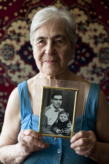 Полтава, август 2011.
80-летняя мать Геннадия держит фотографию, на которой ее сын еще здоров и счастлив. У Геннадия гангрена на обеих ногах. В больницу его не хотят брать. На лечение денег нет. Раз в несколько дней Геннадий меняет бинты, используя только самый дешевый крем-антисептик. Получить инвалидность, чтобы оформить пенсию по инвалидности, он также не может, поскольку для этого нужно сначала пройти медкомиссию. Геннадий в течение тридцати лет принимает наркотики.