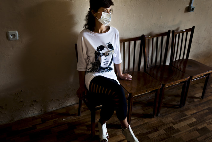 Днепропетровск, август 2011.
ВИЧ-позитивный социальный работник наркологического центра при туберкулезной клинике ожидает в своем кабинете пациентов. Она носит медицинскую маску, чтобы защититься от туберкулеза, которым болеют многие пациенты клиники. В Днепропетровской области, как и во многих промышленных регионах Украины, достаточно высокий уровень распространения ВИЧ/СПИДа.