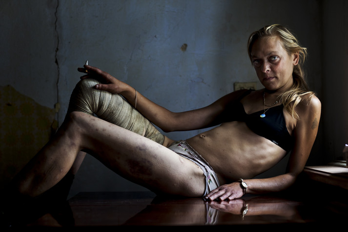 Кривой Рог, Днепропетровская область, август 2011.
Марина, 32 года. Марина принимает клиента в комнате, которую арендует у пожилой хозяйки. Марина регулярно принимает инъекционные наркотики и обслуживает мужчин, но пока ее ВИЧ статус отрицательный. Ее муж умер от наркотиков. Она сама успела побывать в тюрьме. У нее есть дочь-дошкольница, которая находится под опекой свекрови. Марина говорит, что ей нужны деньги, чтобы поддерживать себя, свои привычки и дочку.