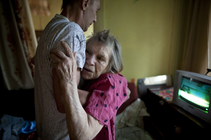 Кривой Рог, Днепропетровская область, август 2011.
Саша (около 30 лет, ВИЧ-позитивный, нарко- и алкозависимый) ухаживает за своей 80-летней тяжелобольной матерью. Он ее кормит, купает, стирает ее вещи. Больше всего его волнует, что будет с мамой, если он умрет от СПИДа или если с ним что-то случится. Как бывший заключенный он не имеет документов, поэтому не может устроиться ни на какую работу. У него есть подруга, которая половину времени проводит с ним и помогает ухаживать за матерью, а другую половину времени заниматься огородом в родном селе. У Саши нет доступа к антиретровирусной терапии.