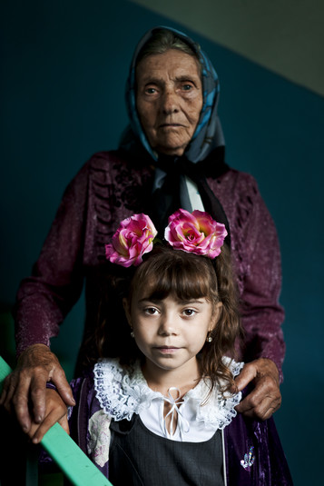 Донецкая область, сентябрь 2011.
Алина, 10 лет, ВИЧ-позитивная. Алину осматривают и делают ей тесты врачи мобильной клиники, которая приезжает в маленькие населенные пункты Донецкой области и оказывает услуги ВИЧ-позитивным детям региона в рамках проекта Фонда Елены Пинчук «АНТИСПИД». Для них это единственная возможность получить медицинские услуги и доступ к лечению. От врачей мобильной клиники Алина получает препараты антиретровирусной терапии на ближайшие три месяца. Родители Алины – ВИЧ-позитивные наркозависимые люди, большую часть времени она проводит с бабушкой. Алина очень самостоятельная, она сама общается с врачами, обсуждая свое здоровье, и хорошо понимает что происходит. Она сама готовит и убирает, она хорошо воспитана и хорошо учится в школе – удивительно, учитывая социальное окружение и обстоятельства, в которых она находится.