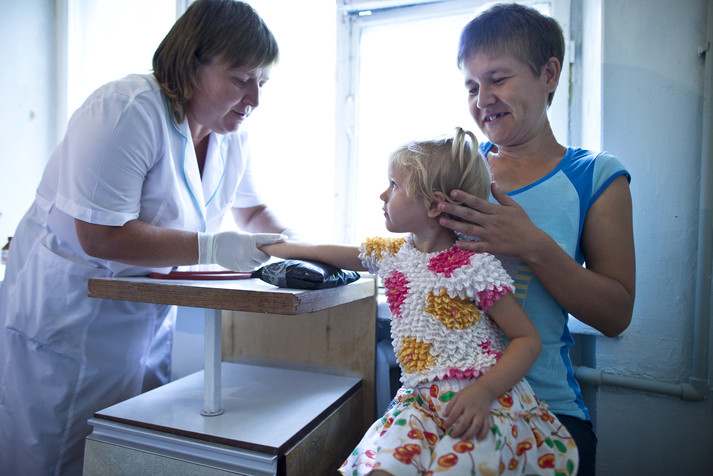 Донецкая область, сентябрь 2011.
Врачи мобильной клиники осматривают и делают тесты ВИЧ-позитивным детям. Мобильная клиника приезжает в маленькие населенные пункты Донецкой области и оказывает услуги ВИЧ-позитивным детям. Такие клиники работают в пяти регионах Украины в рамках проекта Фонда Елены Пинчук «АНТИСПИД». Для детей это единственная возможность получить медицинские услуги и доступ к лечению. От врачей мобильной клиники девочка получает препараты антиретровирусной терапии на ближайшие три месяца.