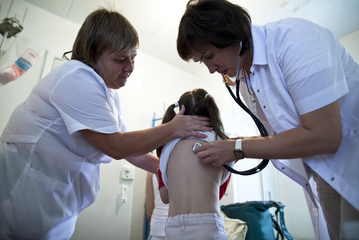 Донецкая область, сентябрь 2011.
Врачи мобильной клиники осматривают и делают тесты ВИЧ-позитивным детям. Мобильная клиника приезжает в маленькие населенные пункты Донецкой области и оказывает услуги ВИЧ-позитивным детям. Такие клиники работают в пяти регионах Украины в рамках проекта Фонда Елены Пинчук «АНТИСПИД». Для детей это единственная возможность получить медицинские услуги и доступ к лечению. От врачей мобильной клиники девочка получает препараты антиретровирусной терапии на ближайшие три месяца.