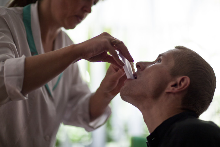 Киевский центр СПИДа. Киев, август 2011.
Наркозависимый пациент принимает заместительную метадоновую терапию, заменяя метадоном героин. К этой программе в Украине относятся с подозрением, больницу уже неоднократно проверяли чиновники, которые не могут смириться с существованием программы, несмотря на ее успешность во всем мире.
ВИЧ-позитивная женщина принимает заместительную терапию в городском СПИД-центре.