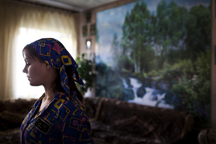 Полтава, август 2011.
Женская колония строгого режима. Инга, 27 лет. Осуждена на два года (выйдет в 2012 году). Два года назад узнала о своем ВИЧ-статусе. В первый раз попробовать наркотики ей дали друзья. Практически все они уже умерли. Хочет выйти на свободу и вернуться к нормальной жизни.