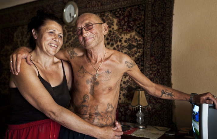 Полтава, август 2011.
ВИЧ-позитивная пара наркозависимых людей. Обоим около пятидесяти лет. Принимают наркотики с юности. «Хорошо сохранились» и до сих пор живы, потому что знают свою норму и не превышают ее.