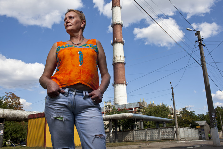 Одесса, сенябрь 2011.
Ия, 40 лет. ВИЧ-позитивная. Работает психологом в одной из ВИЧ-сервисных организаций. Заболел муж, у него выявили ВИЧ. После этого она тоже прошла тест и узнала, что инфицирована. Муж обвинил ее в том, что это она его инфицировала ВИЧ, и собирался из-за этого подавать на нее в суд. До суда дело не дошло. Они помирились, хотя и развелись. Сейчас оба на антиретровирусной терапии.