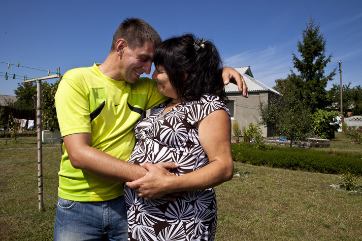 Полтавская обл., август 2011.
Ирина, 40 лет, Сергей, 43 года. Оба ВИЧ-позитивные. Сергей был нарко- и алкозависимым. В 2000 году он попал в протестантсткую церковь. Через год бросил наркотики, три года провел в реабилитационном центре под Киевом, потом вернулся в Полтаву и работал в местном реабилитационном центре. С Ириной познакомился, когда она приехала в такой центр с дочерью (Алина, 18 лет, сейчас учится в училище на швею). Вместе уже семь лет. Есть общие дети: Аня (6 лет), Назар (4,5 года). Ждут еще одного ребенка. Все дети – ВИЧ-негативные.