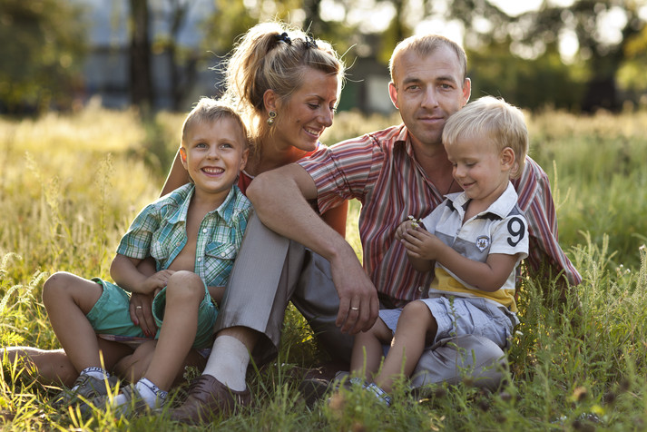 Харьков, август 2011.
Семья. Муж Дмитрий ВИЧ-позитивный (бывший наркозависимый). Жена Алина (также в прошлом потребитель наркотиков) и дети – все ВИЧ-негативные. Он успешный предприниматель, принимает терапию, и они с женой планируют еще одного ребенка.