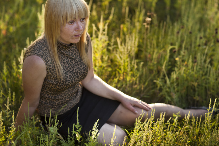 Харьков, август 2011.
Реабилитационный центр.
Тамара, 37 лет, ВИЧ-позитивная. Два года назад бросила наркотики. До этого совершила кражу, чтобы добыть деньги на наркотики (какая-то одежда в торговом центре). На суд не явилась, поэтому ее объявили в розыск. Живет в реабилитационном центре. У нее нет документов, и, соответственно она не может получать антиретровирусную терапию. Социальные работники договариваются, чтобы она пришла в милицию, тогда будет возможность ее официально защищать. У Тамары есть сын и бойфренд.