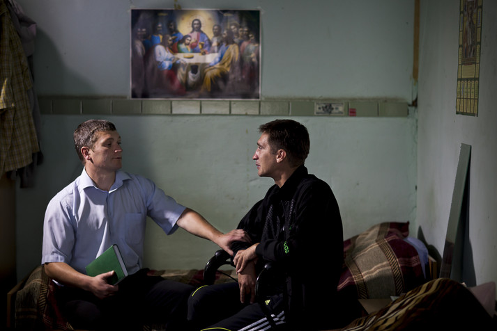 Харьков, август 2011.
Реабилитационный центр.
Владимир, 29 лет, (справа) общается с психологом реабилитационного центра в Харькове. Владимир частично парализован из-за употребления наркотиков и других химических препаратов, которые разрушили его нервную систему.