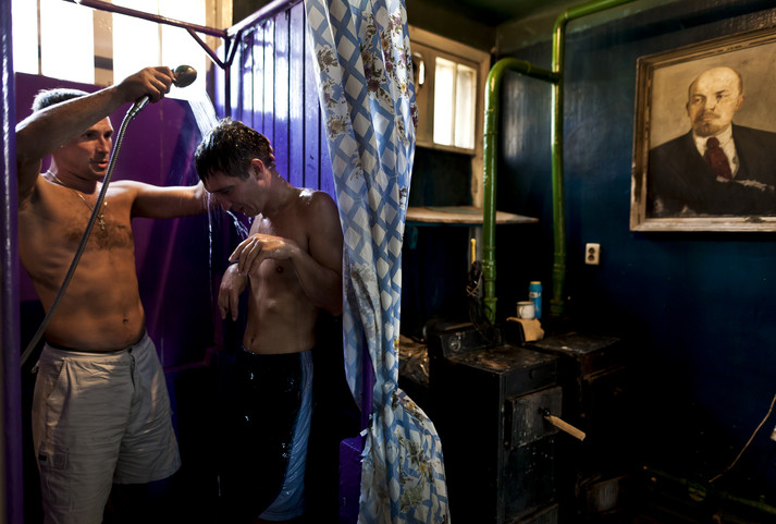 Харьков, август 2011.
Реабилитационный центр.
Сергей, 30 лет, (в серых шортах) помогает Владимиру, 29 лет, принимать душ в реабилитационном центре. Владимир частично парализован из-за употребления наркотиков и других химических препаратов, которые разрушили его нервную систему. Сергей и другие жители центра постоянно помогают Владимиру в повседневной жизни, что объединяет их, как братьев. Эта бескорыстная повседневная поддержка и опека опровергает бытующие в Украине стереотипные представления о том, что наркозависимые, а также ВИЧ-позитивные люди – недостойны и не заслуживают сострадания.