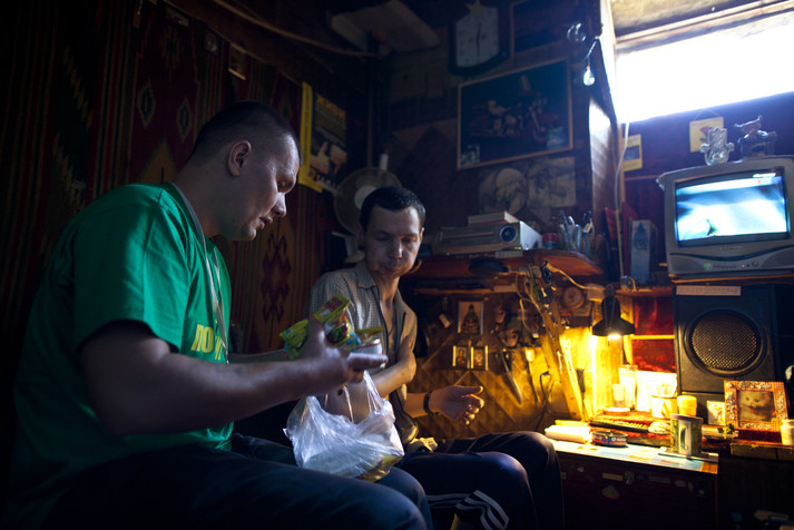 Харьков, август 2011.
Роман, социальный работник Харьковской областной общественной организации «ПОЗИТИВ», обменивает грязные шприцы на чистые, консультируя Влада и мотивируя его употреблять наркотики более безопасно.