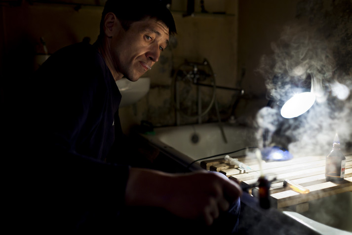 Харьков, август 2011.
Руслан, 40 лет, готовит наркотик, основанный на эфедрине и амфетаминах. Начал употреблять наркотики в 25 лет. Полгода назад начал пить наркотики, потому что внутривенные уже невозможно колоть – невозможно найти вену для укола. Говорит, что хочет бросить потребление и пожить нормальной жизнью, потому что почти всю жизнь прожил на наркотиках. Является волонтером в программе снижения вреда.