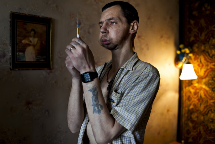 Харьков, август 2011.
Влад, 43 года. С 13 лет на наркотиках – начинал с марихуаны, сейчас на винте. Лишился нижней челюсти из-за инфекции, вызванной грязными компонентами самодельных наркотиков. Проблемы с челюстью – побочный эффект употребления винта.