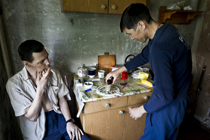 Харьков, август 2011.
Влад, 43 года, и Руслан, 40 лет, дружат с детства, помимо дружбы их объединяет наркотик. Они готовят наркотик винт, основанный на эфедрине и амфетаминах.