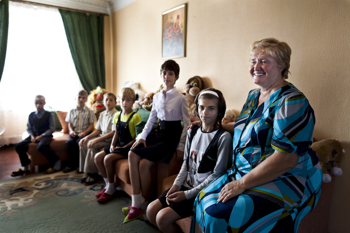 Макеевка, сентябрь 2011.
Семьи с приемными ВИЧ-позитивными детьми. Фонд Елены Пинчук «АНТИСПИД» приобрел для двух таких семей дом и квартиру в Макеевке – на средства собранные на благотворительном аукционе.