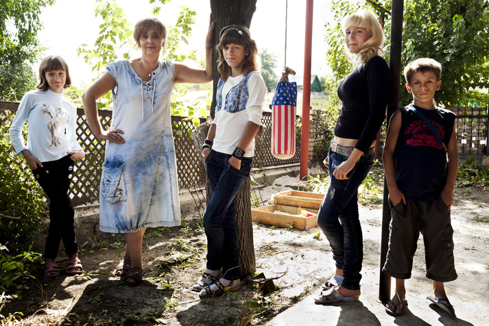 Макеевка, сентябрь 2011.
Семьи с приемными ВИЧ-позитивными детьми. Фонд Елены Пинчук «АНТИСПИД» приобрел для двух таких семей дом и квартиру в Макеевке – на средства собранные на благотворительном аукционе.