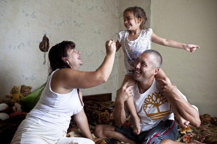 Донецк, сентябрь 2011.
ВИЧ-негативный врач, ее ВИЧ-позитивный муж и приемная дочь. Они познакомились, когда он проходил лечение от туберкулеза в больнице, где она работает.