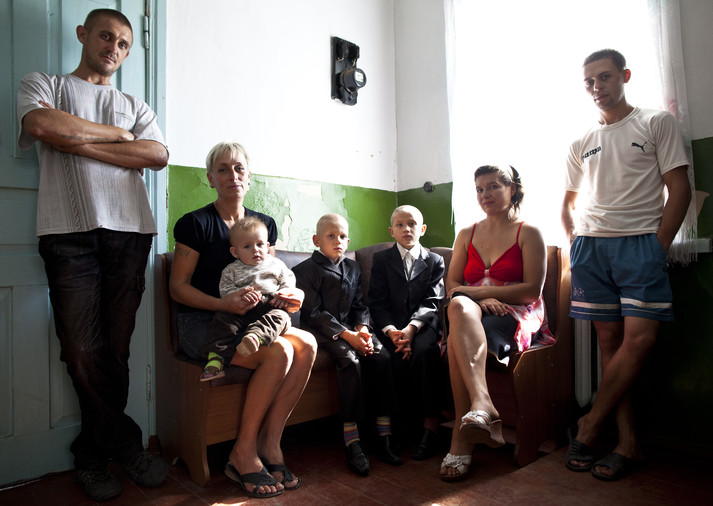 Донецк, сентябрь 2011.
Неблагополучная семья наркозависимых и ВИЧ-позитивных людей и их дети.