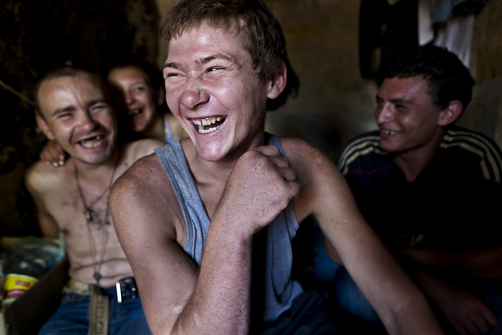 Одесса, сентябрь 2011.
Дети улицы (совершеннолетние, но сохранившие статус детей улицы), живущие в заброшенных домах в Одессе. Употребление алкоголя и наркотиков распространено среди этих детей – это самый распространенный способ справляться с трудностями жизни. Уровень распространения ВИЧ-инфекции среди таких детей – от 14 до 30 процентов, в зависимости от региона. В Украине, по оценкам ЮНИСЕФ, около полумиллиона беспризорных детей. Девочки более уязвимы, их меньше, и многие из них вовлечены в секс-бизнес, который для них является способом добычи средств к существованию. Рыжая девочка похожа на одну из тех девочек, кого мы снимали в 2005 году. Комната в разрушенном доме, в которой их живет четверо или пятеро.