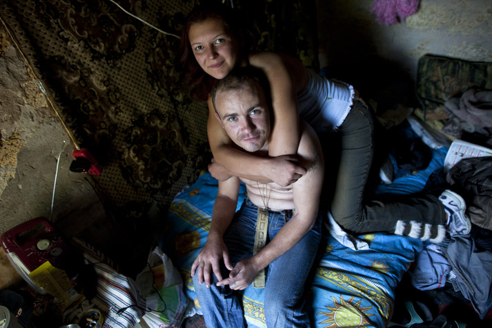 Одесса, сентябрь 2011.
Дети улицы (совершеннолетние, но сохранившие статус детей улицы), живущие в заброшенных домах в Одессе. Употребление алкоголя и наркотиков распространено среди этих детей – это самый распространенный способ справляться с трудностями жизни. Уровень распространения ВИЧ-инфекции среди таких детей – от 14 до 30 процентов, в зависимости от региона. В Украине, по оценкам ЮНИСЕФ, около полумиллиона беспризорных детей. Девочки более уязвимы, их меньше, и многие из них вовлечены в секс-бизнес, который для них является способом добычи средств к существованию. Рыжая девочка похожа на одну из тех девочек, кого мы снимали в 2005 году. Комната в разрушенном доме, в которой их живет четверо или пятеро.