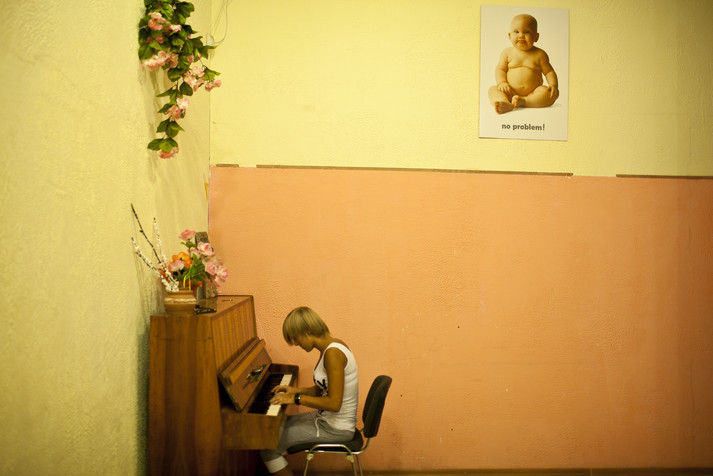 Одесса, сентябрь 2011.
Приют фонда «Дорога к дому». Здесь дети улицы могут попытаться начать новую жизнь, получить консультации и поддержку социальных работников, в некоторых случаях – жить продолжительное время, как в общежитии.