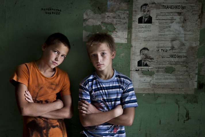 Одесса, сентябрь 2011.
Два брата – часть времени они живут с мамой-алкоголичкой, часть времени – на улице. Большинство беспризорных детей в Украине начинают свой путь именно так. Отсутствие внимания и заботы со стороны родителей или жестокое обращение – основные причины, по которым дети оказываются на улице.